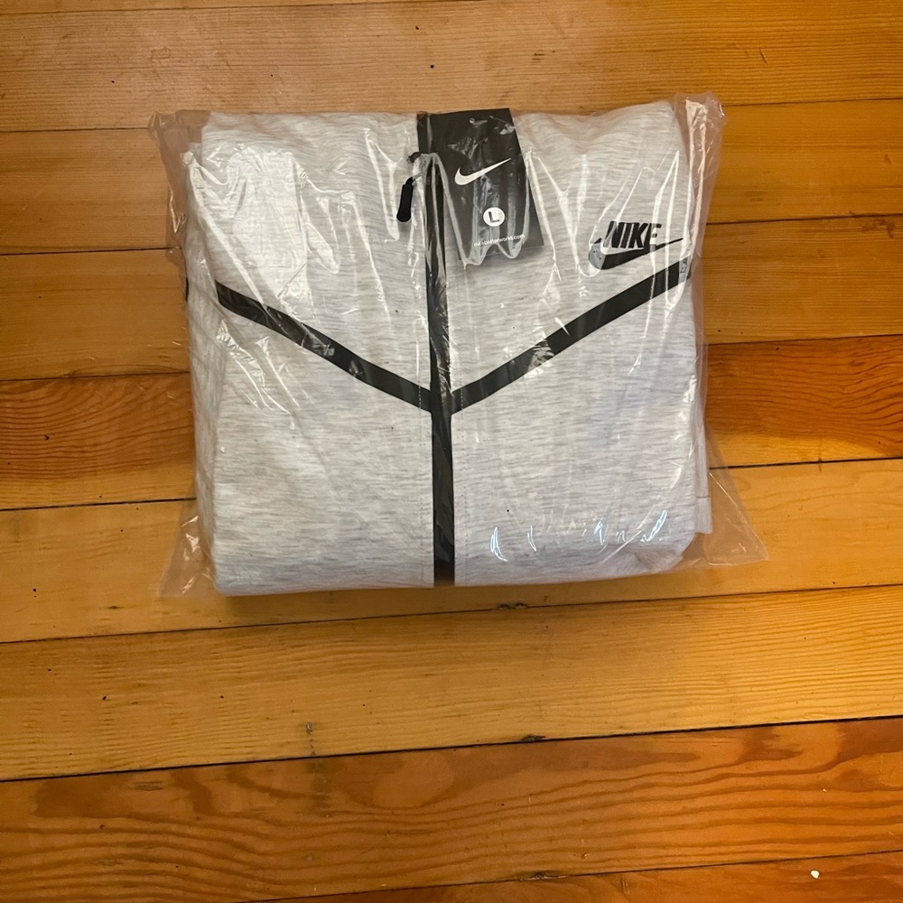 Nike tech suits tops and bottoms - Picture 2 of 4